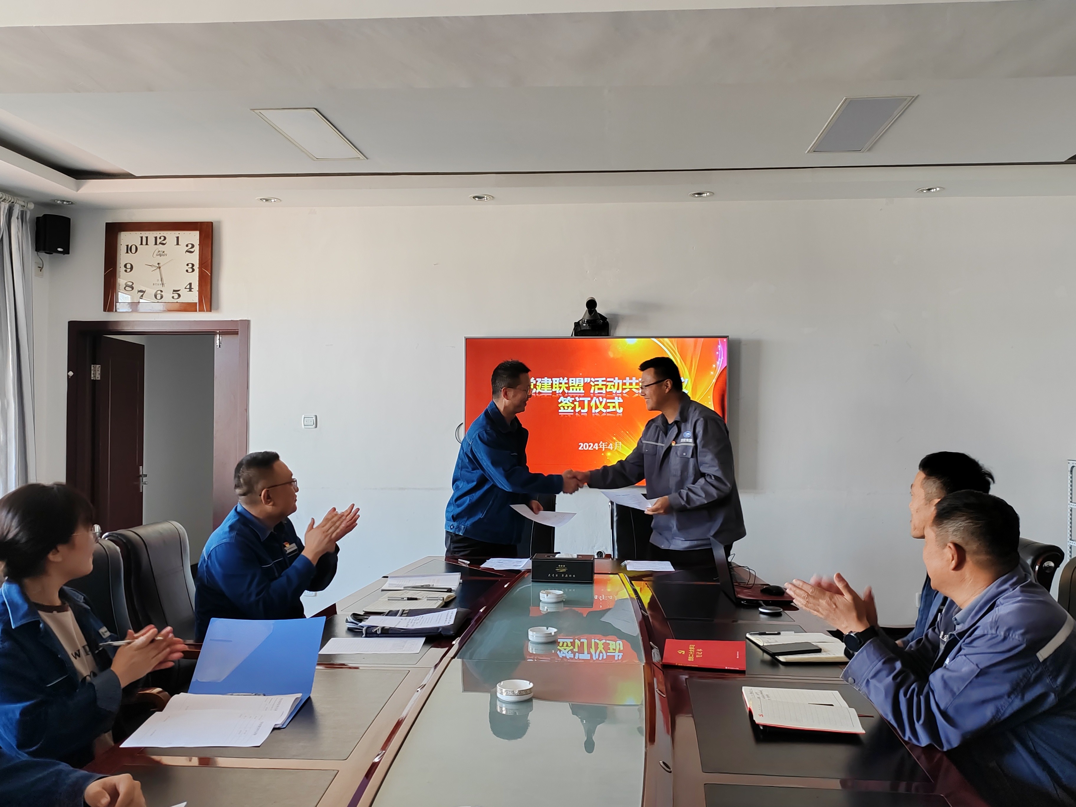 額鹽公司生產黨支部與東烏旗供電公司黨支部簽署共建協(xié)議