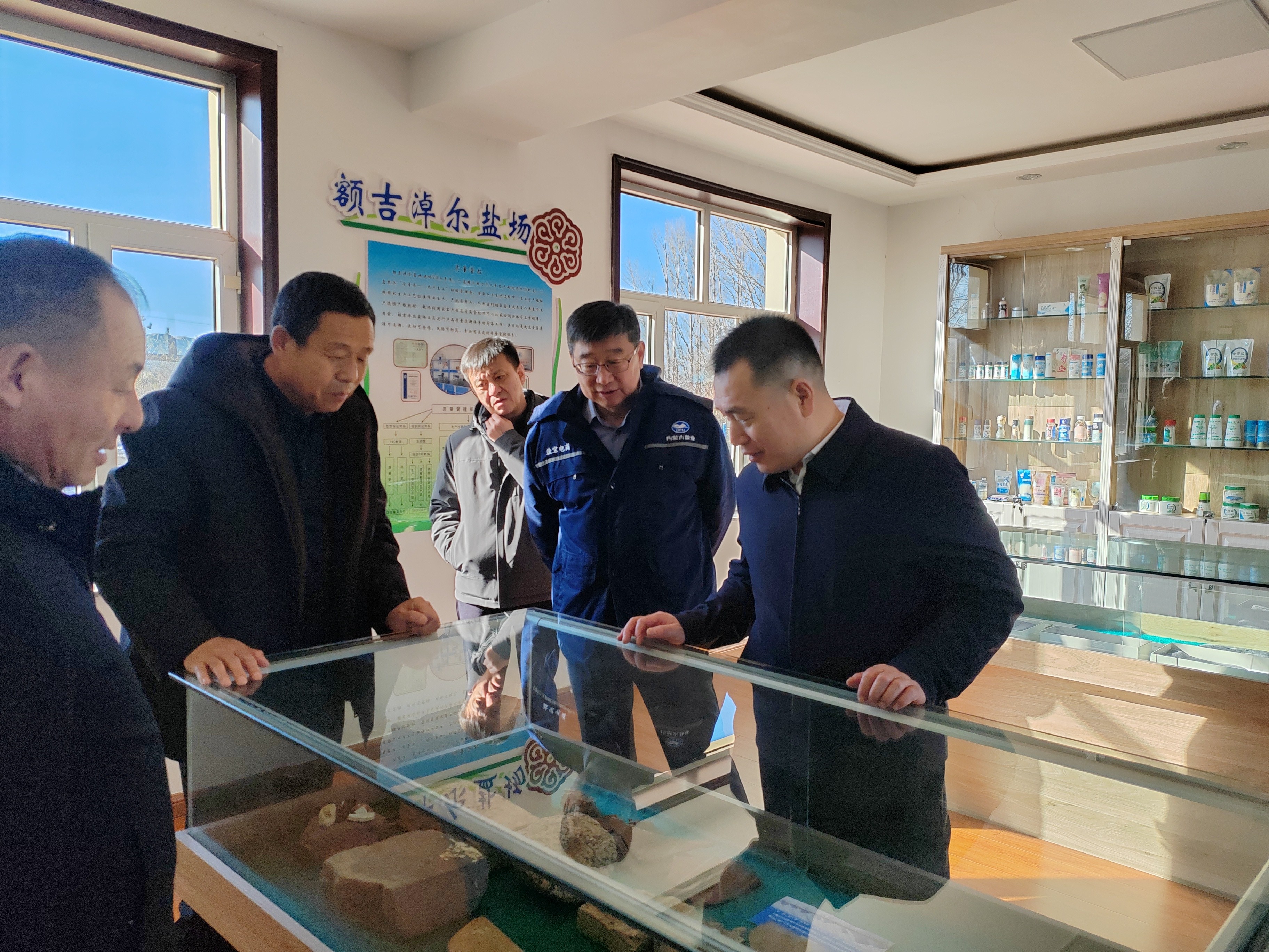 旗委書記周玉龍到額鹽公司調研指導工作