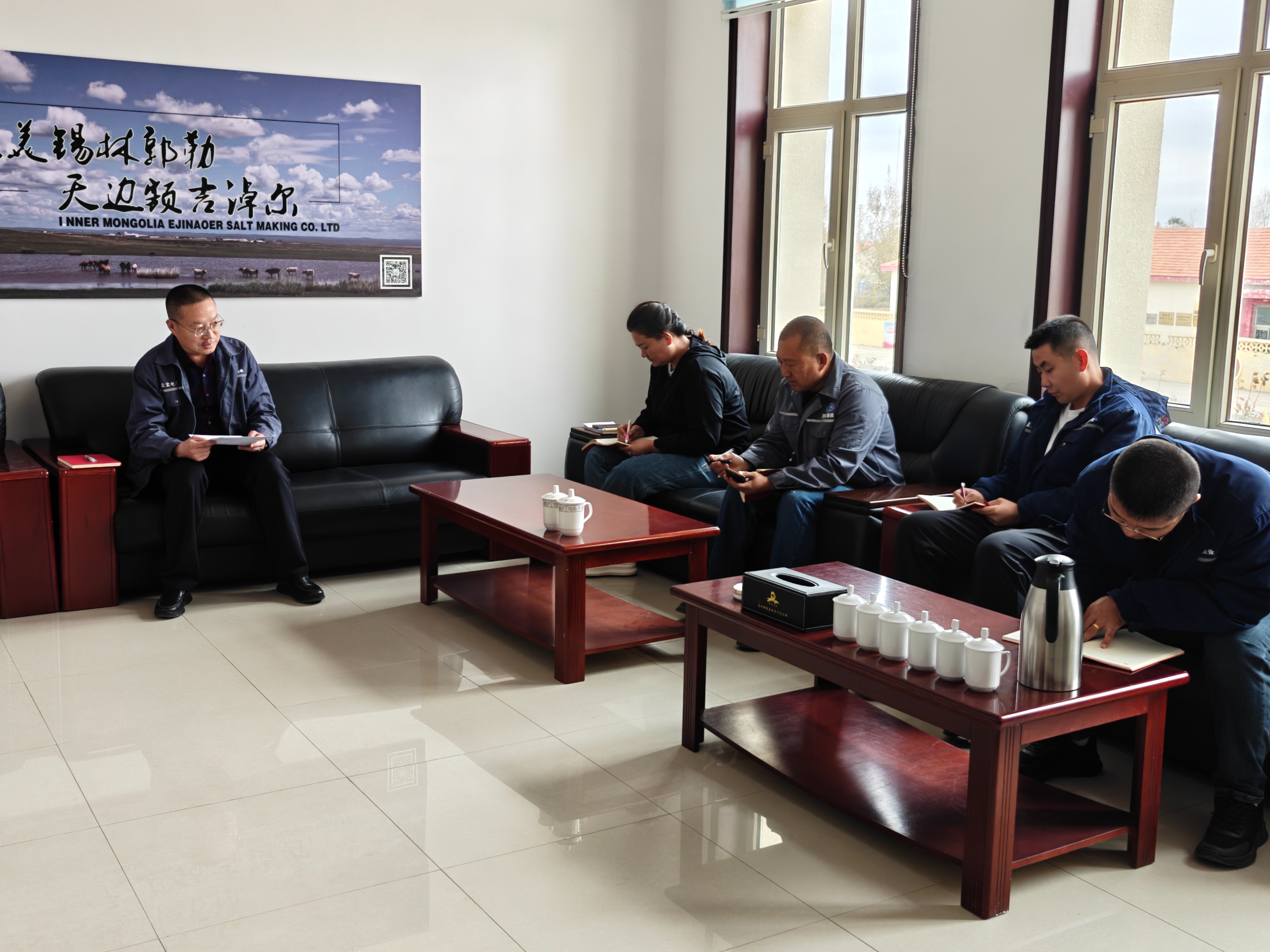 額鹽公司黨委委員、紀委書記與支委開展集體談心談話