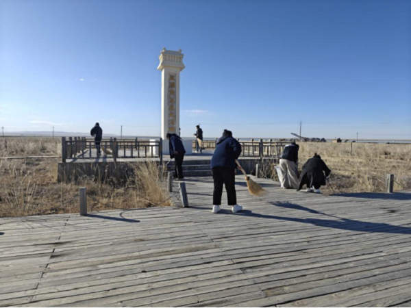 緬懷革命先烈 傳承紅色基因——額鹽公司生產(chǎn)黨支部、行政黨支部、青工部聯(lián)合 開展祭掃鹽池保衛(wèi)戰(zhàn)紀(jì)念碑活動(dòng)