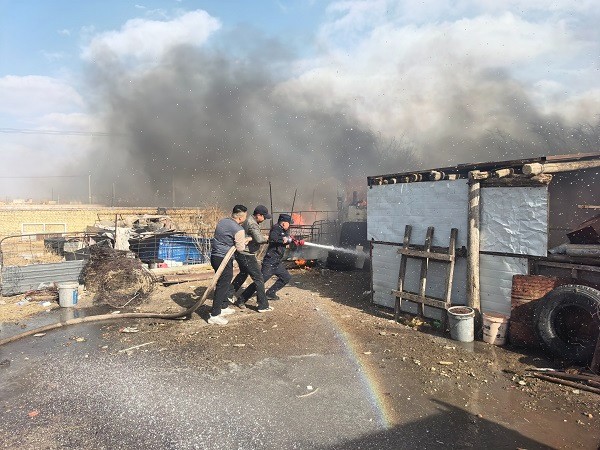 火情突發(fā)顯擔(dān)當(dāng) 協(xié)同處置筑防線—— 額鹽公司高效應(yīng)對(duì)額吉淖爾蘇木民房火災(zāi)